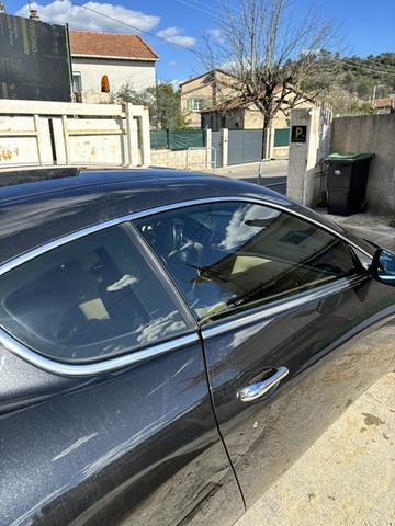 Pose de vitres teintées sur voiture haut de gamme